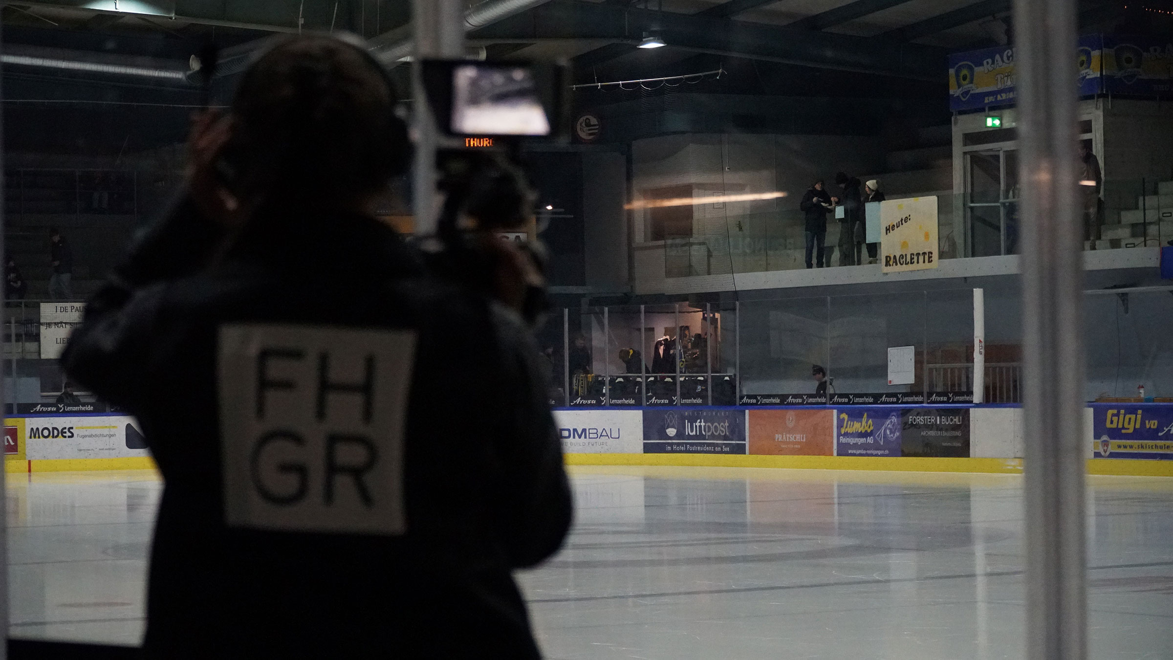 Eishockey Live-Produktion – Kamera seitlich bei Bande